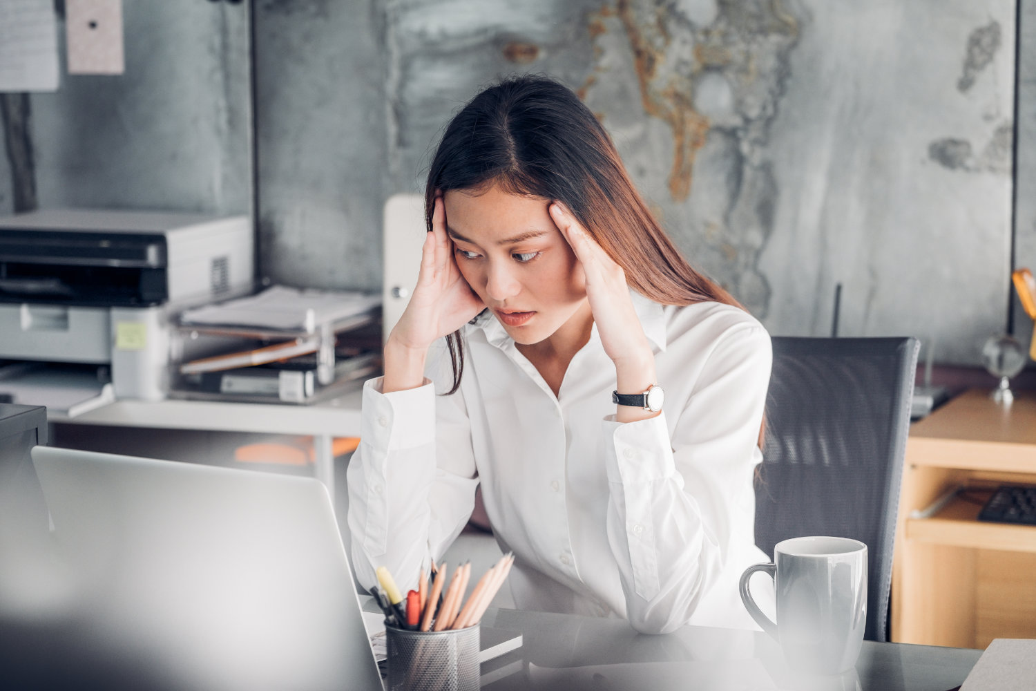 frustrated-looking woman sitting at computer